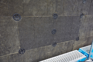  Die obere Dämmstofflage wurde von den Fassadenprofis der Natursteinwerk Villmar GmbH mit insgesamt drei Dübeln je Platte befestigt: Ein voller Dübelteller fixiert in der Mitte. Jeweils eine Dübelhälfte greift von oben und unten sowie je ein Viertel Dübelt 