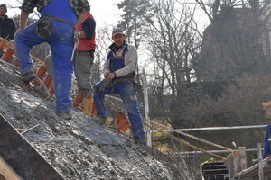  Verteilen des Dämmbetons unter der Bewehrung 