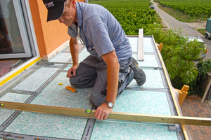  Verlegen von VacuPads auf einer Dachterrasse Foto: Saint-Gobain Isover 