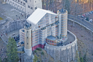  Sanierung: Der Besuchereingang von Schloss Neuschwanstein ist zurzeit komplett ein­gerüstet 