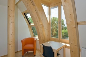  Herzstück der von Lukas Lang Building Technologies aus Österreich entwickelten Elementbauweise sind senkrechte Spindelsäulen und gebogene Holzleimbinder im Dachgeschoss 