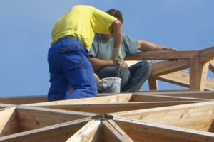  Die ungleiche Stablänge des Kugelnetzes stellte erhöhte Anforderungen an die Fertigstellung des Kugelbaus. Die Balken wurden im Werk vorgefertigt und geschlitzt und mit speziellen Balkenschuhen verbunden 