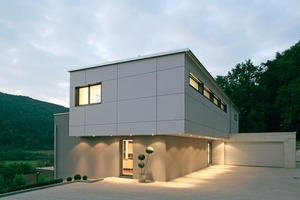  Zur Straße hin ist das Passivhaus weitgehend geschlossen 