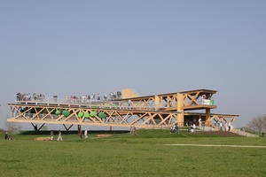  Aussicht 1Nahe der Bergstation der Seilbahn befindet sich auf einem Sporn das hölzerne Aussichtsbauwerk der BUGA. Dieses Objekt wird nach der Schau nicht zerlegt, sondern bleibt erhalten  