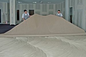 Sorgfältig werden die großen Teppichbahnen der Qualität Balte Fortesse von den Handwerkern eingelegt und angerollt 