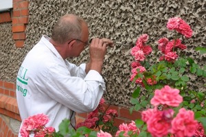  Vor dem Einblasen überprüft der Techniker die Beschaffenheit der Hohlräume mit einem EndoskopFotos: Isocell 