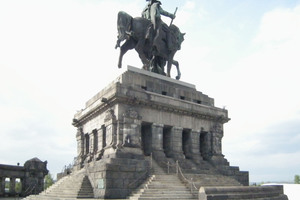  Beispiel 4: Koblenz Deutsches Eck, Bild 1 Schließlich legte das Unternehmen auch Hand an den Sandsteinsockel des Kaiser-Wilhelm-Denkmals am Zusammenfluss von Rhein und Mosel an 