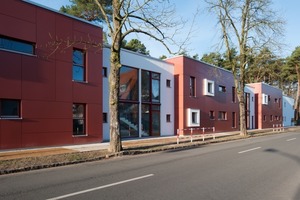  Der neue zweigeschossige Schulhort in Hohen Neuendorf (Bergfelde) ist in Form und Farbe ein Blickfang. Vier Kuben in Rot reihen sich mit flacheren Verbindungsbauten in Weiß 