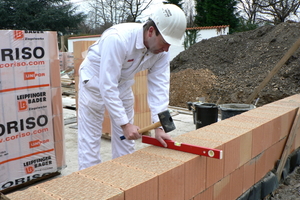  Wenn das Wetter in der kalten Jahreszeit nicht mitspielt, schützen Abdeckungen oder Überdachungen das Mauerwerk vor Feuchtigkeit und Frost. Bei guten Bedingungen kann die Arbeit wie gewohnt fortgeführt werden
Wenn das Wetter in der kalten Jahreszeit nicht mitspielt, schützen Abdeckungen oder Überdachungen das Mauerwerk vor Feuchtigkeit und Frost. Bei guten Bedingungen kann die Arbeit wie gewohnt fortgeführt werden 