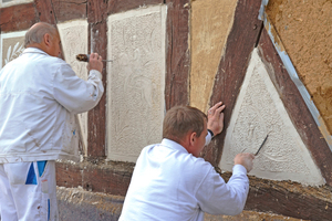  Ausführung von Hessischem Kratzputz an einem Fachwerkgebäude im Kreis Schwalm von Mitarbeitern der Firma Donges Foto: Gerwin Stein  