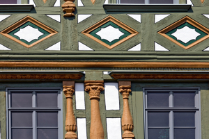  Detailansicht aus der mit Leinölfarbe gestrichenen Fachwerkfassade des Rathauses Burgkunstadt<br /> 