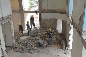  Ein Teilstück der Decke schnitten die Handwerker zwischen dem ersten und dem zweiten Obergeschoss mit dem Betonschneider heraus 