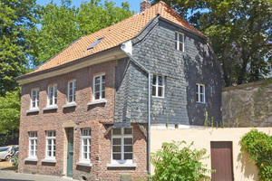  Firmensitz in Viersen: Das vor zwei Jahren restaurierte Wohnhaus beherbergt auch das Büro im Dachgeschoss 