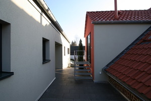  Abstand zwischen dem Neubau (links) und dem Altbau (rechts) 