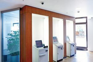  Klar gestalteter Raum für Bankdienstleistungen: Der Innenausbau der Kasseler Bank ist von einer klaren Linienführung geprägt 