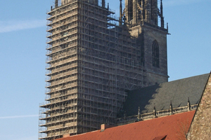  Bei der Fugensanierung der Natursteinfassaden des Südturms kam am Magdeburger Dom auch Bleiwolle zum Einsatz 