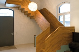  Handwerklich aufwendig gestaltete "Treppenskulptur" 