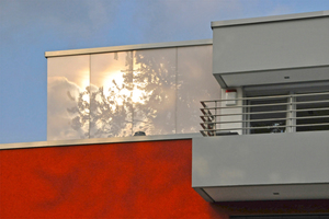  Bei diesem mehrstöckigen Wohnhaus in Köln wurden rund 70 m² Fassadenfläche des oberen Staffelgeschosses mit weber.therm style Glas ausgeführt 