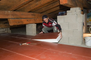  Im Zuge der energetischen Sanierung des Werkschulheims Felbertal verarbeiteten die Handwerker für die Dämmung der obersten Geschossdecke das Dachraumwohnelement F30 rot 