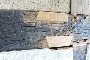  Kellenschnitt zwischen Holz und Ausmauerung 