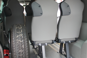  Im Fahrgastraum: Jeder Sitz lässt sich gesondert einbauen. Das kann auch von einer Person alleine erledigt werden 