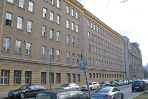  Die Fassade der 1956 in Berlin-Mitte errichteten Feuerwehrstandort vor (links) und nach Abschluss der Sanierungsarbeiten Fotos: Saint-Gobain Weber 