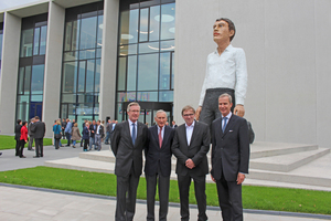  Christoph Hörmann, Thomas J. Hörmann, Stephan Balkenhol und Martin J. Hörmann enthüllten gemeinsam die Skulptur „Großer Kniender“ vor dem Hörmann-Forum Text + Fotos Thomas Schwarzmann 