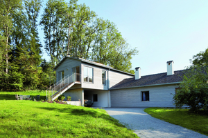  Der Bestandsbau gliedert sich durch die horizontale Schalung an das neue Ferienhaus an
Fotos: Gerhard Wasserbauer 