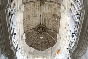  Tonnengewölbe aus Holz in einer französichen Kirche 