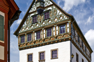  Höchste fränkische Zimmermannskunst zeigt das Rathaus Burgkunstadt, farbig gestaltet mit Leinölfarben. Auch die denkmalgerechten neuen Fenster werden von Ölfarben geschützt
 
