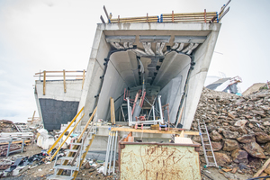  Während der Bauarbeiten hier gut zu erkennen: Die über eine Metallunterkonstruktion an den Betonrohbauwänden befestigte Innenschale Fotos: MMM Corones / Harald Wisthaler 