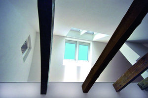  Durch die neuen Dachfenster gelangt Tageslicht durch die großzügige Deckenaussparung im Spitzboden hindurch bis ins Dachgeschoss 