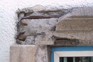  Rechts: Betonwerksteine der Fensterumrandungen des Rias-Gebäudes 