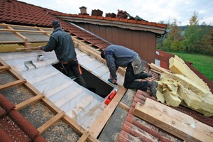  Die Fensteröffnung nach dem Ausbau des alten Fensters: Unten liegt bereits einer der Wechsel bereit. Der links liegende Balkenschuh dient der Verbindung der Wechsel und Sparren untereinander 