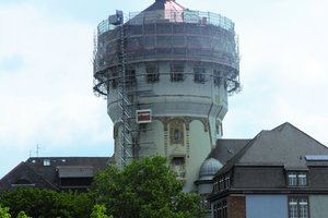  Weil Gefahr durch herabfallende Teile für die Schüler bestand, musste der ehemalige Wasserturm der Mannheimer Lutzenbergschule nach einem Sturmschaden schnell und sicher eingerüstet werden 