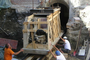  Das im Innenhof bei Ausgrabungen ans Tageslicht beförderte Fundament wird geborgen und abtransportiert 