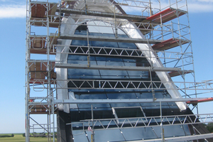  Fassadenbauer verkleiden die Betonkonstruktion mit „blinden“ Glaselementen analog zu den Oberlichtbändern der restlichen Dachfläche
Fotos: Göken &amp; Henckel Architekten 