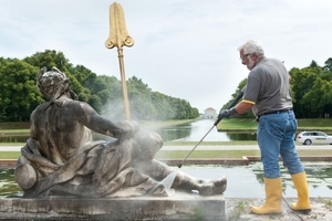  Marmorskulpturen: Die oberen Schmutzkrusten werden zunächst mit heißem Wasser, geringer Wassermenge und einem Abstand von mindestens 30 bis 40 Zentimetern abgelöst 