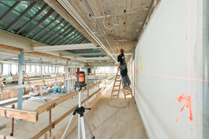  Vorbereitung der Trockenbauarbeiten mit Hilfe von Lasermesstechnik in der großen Schalterhalle Foto: geo-Fennel / Jens Distelberg / www.jensdistelberg.de 