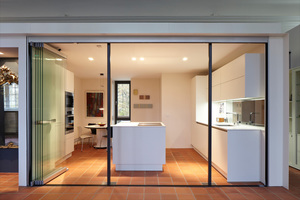  Gläserne Kuben, ausgestattet mit dem Schiebe-Dreh-System SL 25 XXL von Solarlux, gliedern die Gesamtfläche in einzelne Wohnbereiche, wie hier die Küche 
