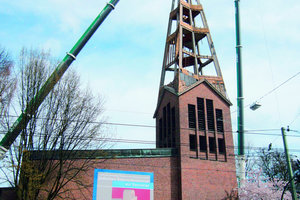  Die Kirchturmspitze wird demontiert: Die Zimmerleute von Holzbau Vorderwisch ersetzten alle spitzen Dachformen gegen runde 