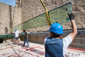  Montage der Glasträger in der Turmruine 