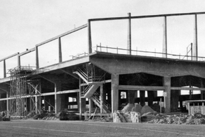  Die Konstruktion des Schuppens 1 aus Betontisch im Erdgeschoss und filigranen Stahlfachwerkträgern unterm Dach ist auf der Baustelle der 1950er Jahre gut zu sehen 