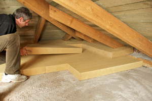  Verlegen von Holzfaserplatten zur Dämmung der obersten Geschossdecke Foto: Steico 