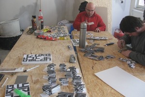  Die Mitarbeiter von Martin Ranft experimentieren mit den Buchstaben für die Wand- und Deckenreliefs  