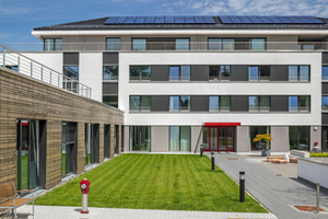  Die Erweiterung der Privatklinik sysTelios in Wald-Michelbach ist ein in der Gebäudehülle nach dem Passivhausstandard errichtetes „Green Building“Foto: Martin Duckek / Caparol 