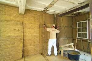  Für das Verputzen von Fachwerkaußenwänden kann man auf der Innenseite Schilfrohrmatten als Innendämmung beziehungsweise Putzträger verwenden, die sich mit Tellerdübeln befestigen lassen 