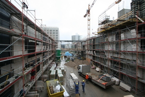  Blick in eine Baustellenschlucht zwischen zwei Gebäudeteilen 