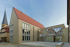  Beim Neubau für das Rathaus in Brackenheim handelt es sich um einen schlicht gestalteten Mauerwerksbau, der über ein transparentes Zwischengebäude mit dem alten Rathaus verbunden istFoto: Zooey Braun 