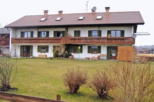  Vorher – nachher: Aus einem „Ölschlucker“ aus den 1960er Jahren in Hopferau wurde dank vorgefertigter Fassadenelemente aus Holz ein hoch energieeffizientes Mehrfamilienhaus 